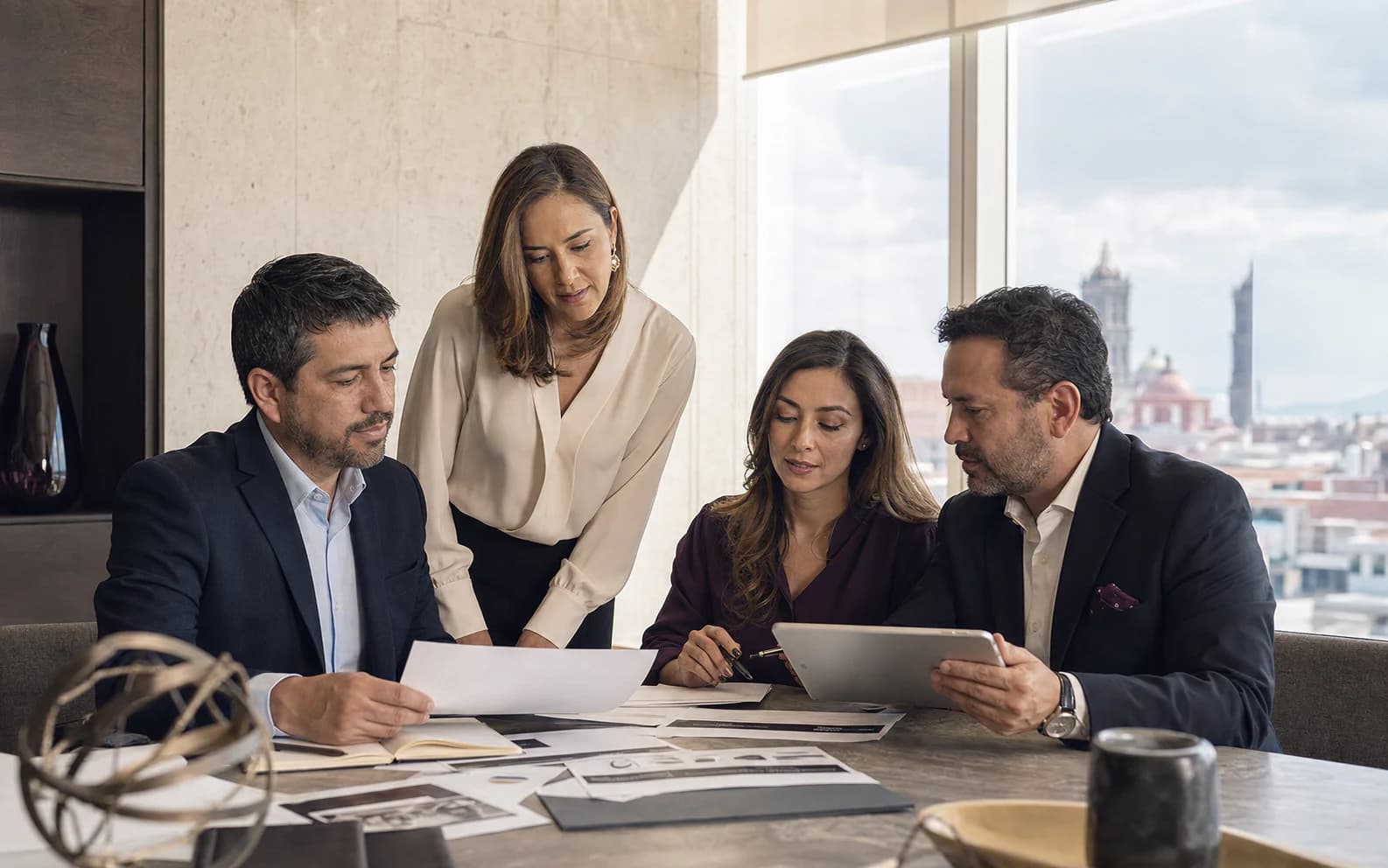 Equipo profesional reunido para revisar información empresarial